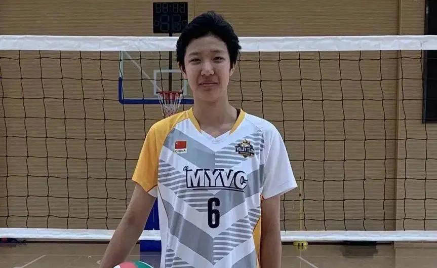 中国女排在比赛中受伤退赛，马龙主帅表示担忧(中国女排在比赛中受伤退赛,马龙主帅表示担忧吗)